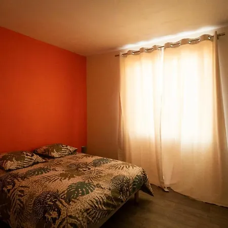 Charite Haut Logement Entier Avec Jardin, Au Pied D'angouleme * אנגולם